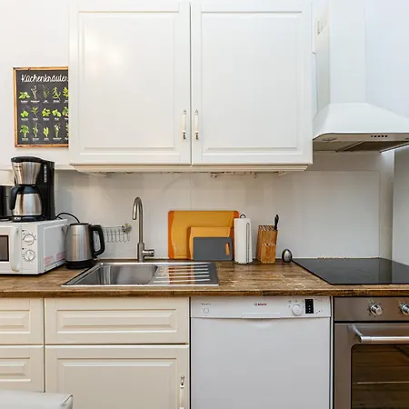 Be In Zentral Und Ruhig Fuer Familien Und Geschaeftsreisende In Schoeneberg *