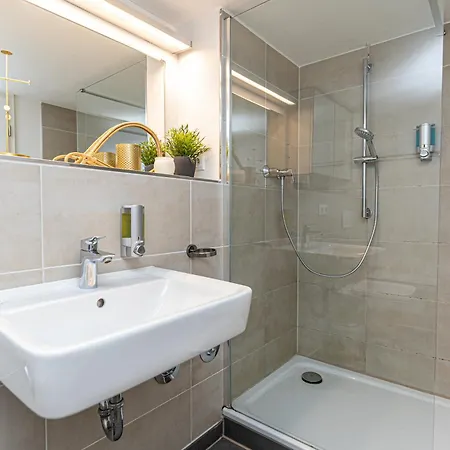 Be In Zentral Und Ruhig Fuer Familien Und Geschaeftsreisende In Schoeneberg